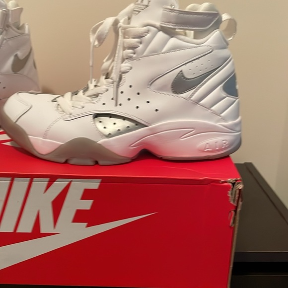 Nike Air Maestro II LTD Shoes - Picture 8 of 16